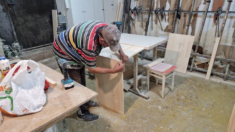 Mircea Ungureanu in workshop, Cisnădioara